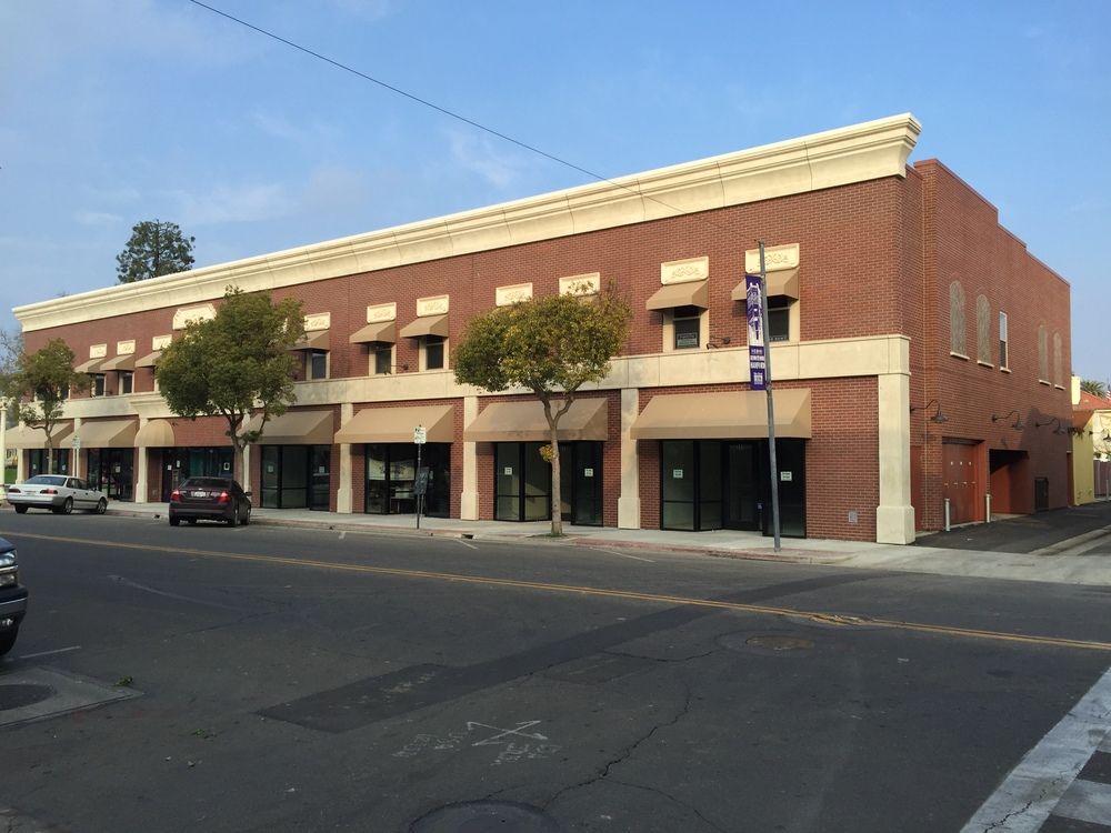 Retail For Lease: 213 W 8th St, Hanford, CA 93230